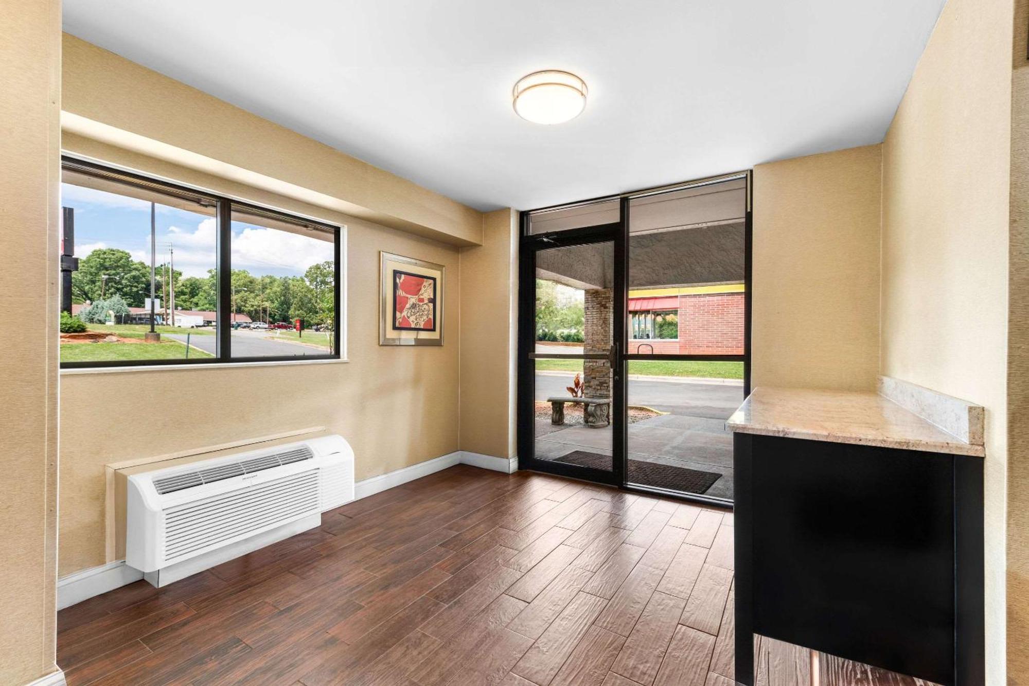 Econo Lodge Charlotte Airport Екстериор снимка